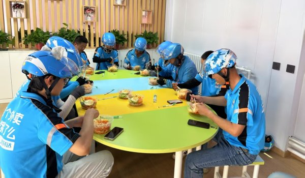 博牛配资 宁夏永宁县团结西路街道建设社区联合工会开展送清凉活动